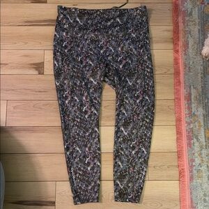 Fabletics Motion 365+ Camo and Pink Leggings. Only worn once.
